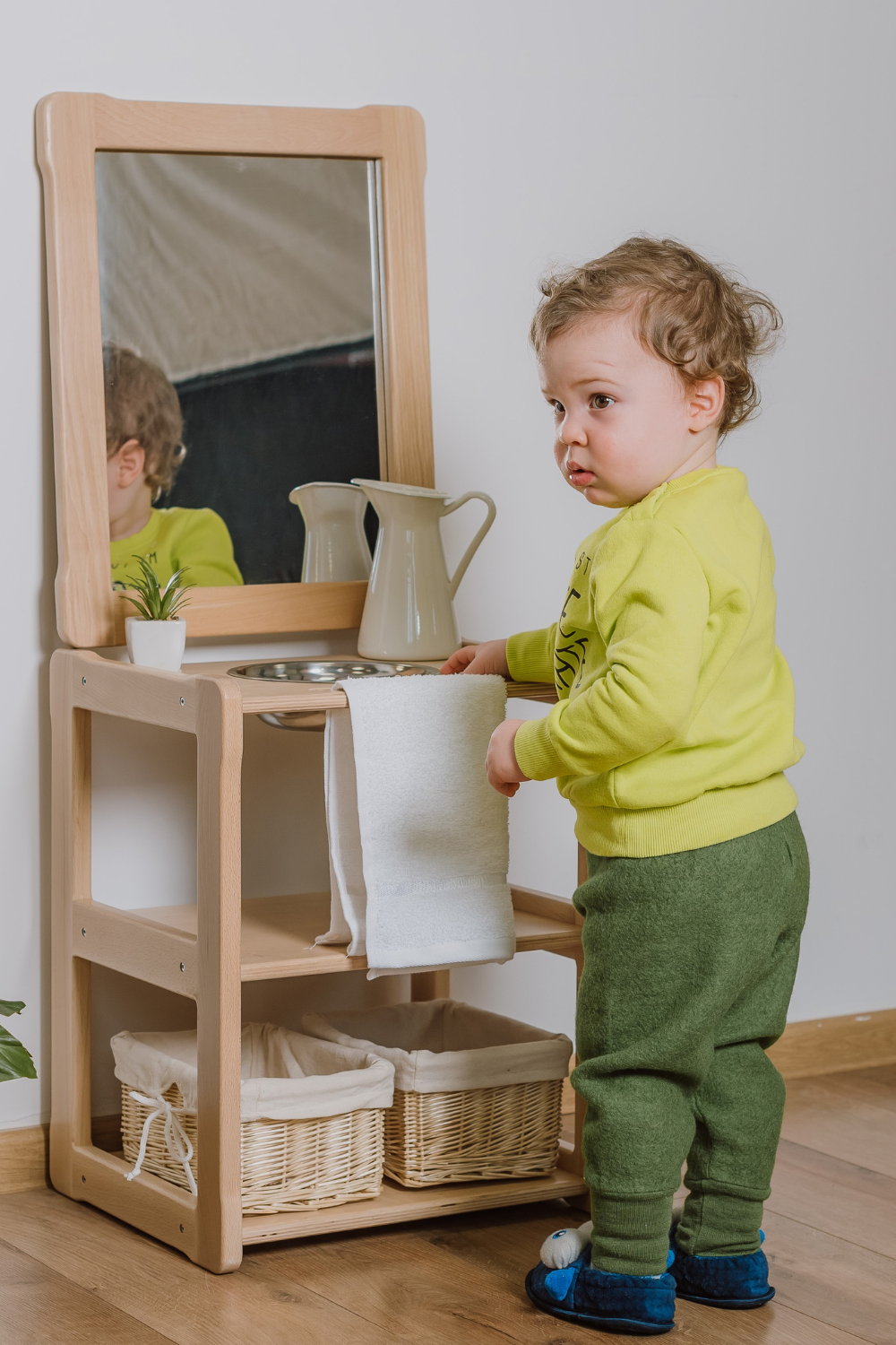 Montessori-Waschstation wird von Kleinkindern genutzt